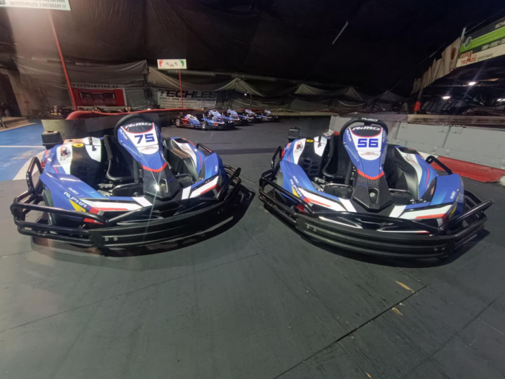 Motokáry pod textom